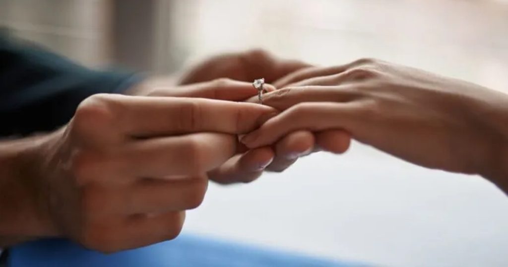 “i-am-for-you,-you-must-have-twins-for-me-early-next-year”-–-lady-shares-the-voice-note-her-sister-received-from-a-man-who-wants-to-marry-her-by-force-(video)
