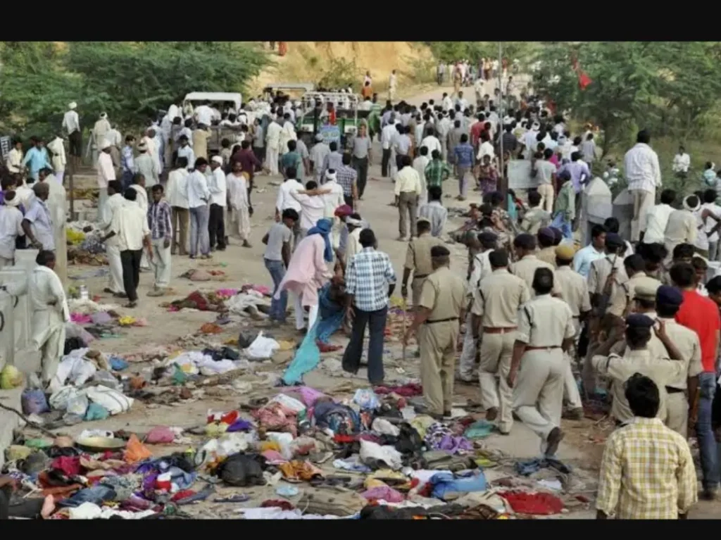 india:-six-killed,-many-injured-in-temple-stampede