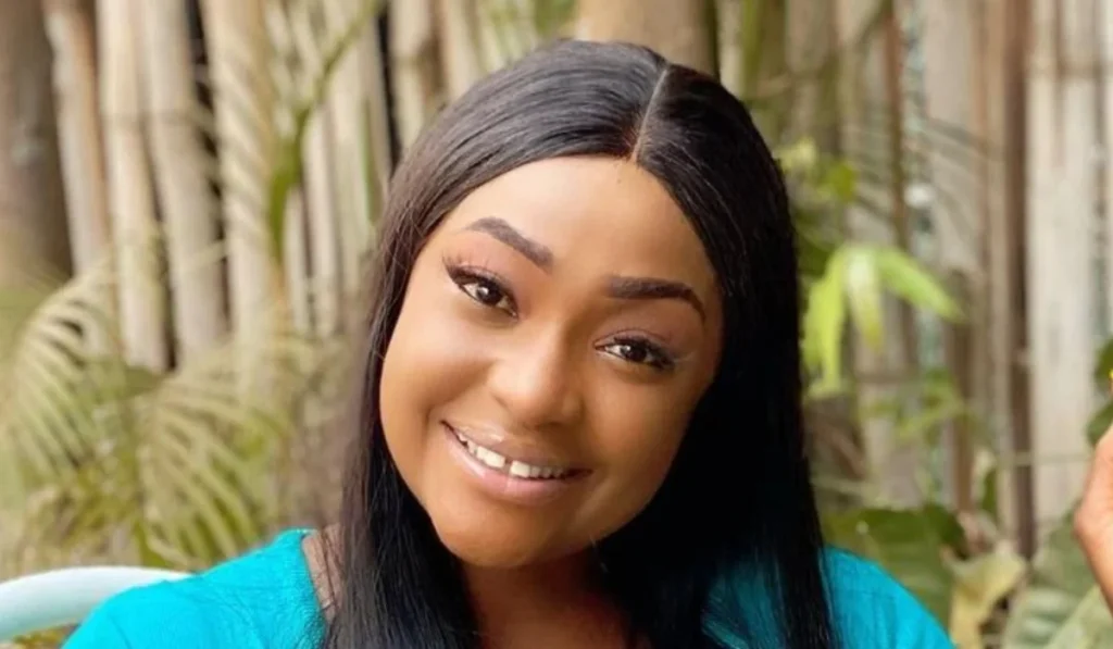actress-lizzy-gold-calls-out-her-father-over-entitlement-mentality