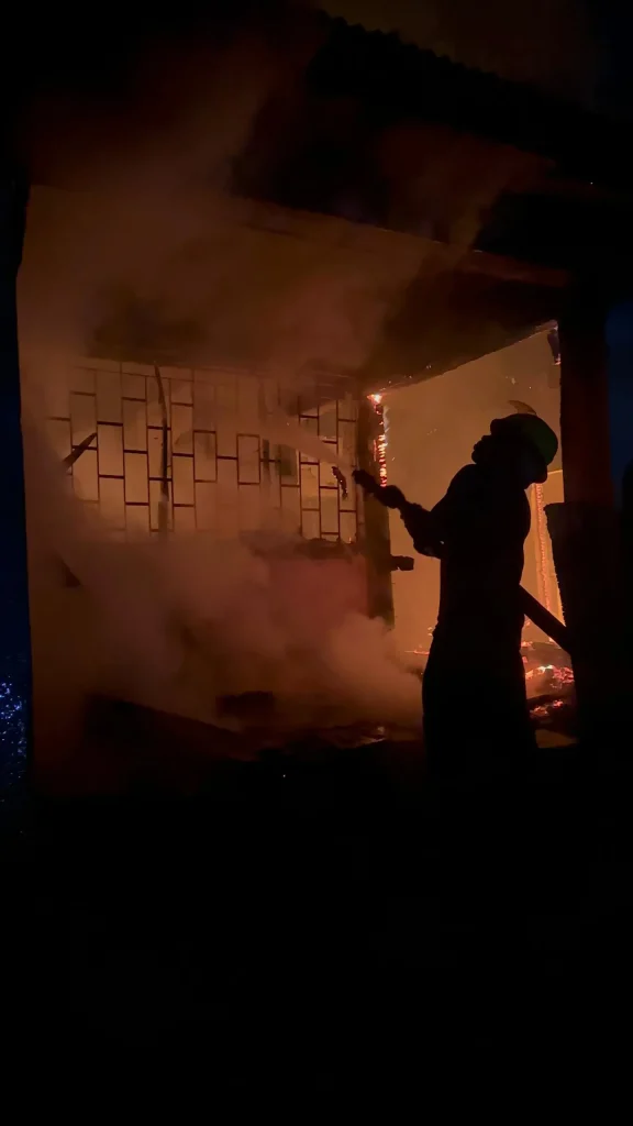 properties-worth-millions-of-naira-destroyed-as-fire-ravage-2-residential-buildings-in-ibadan-[photos] 