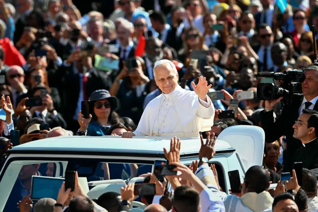 pope-leo-xiv-rides-in-popemobile-ahead-of-inaugural-mass,-greets-crowd