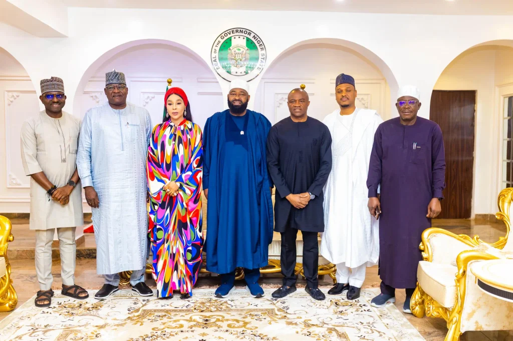 body-of-bank-ceos-delivers-critical-relief-to-flood-victims-in-niger-state,-pledges-continued-support