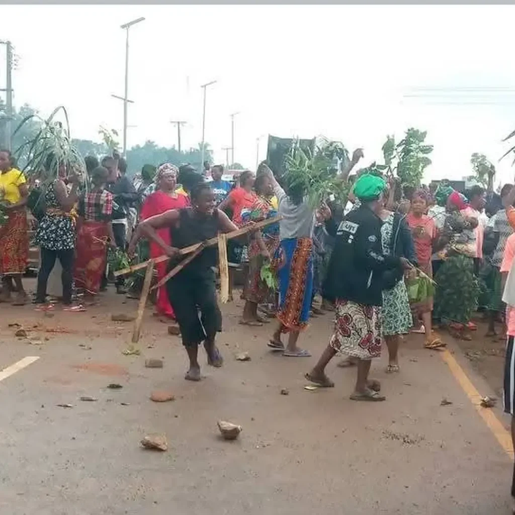 breaking:-protest-breaks-out-in-makurdi-as-agan-women-block-federal-highway-over-insecurity